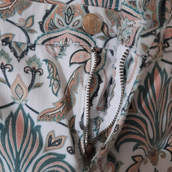 ● CHICO'S | So Slimming Girlfriend Silm Leg Ankle Jean - Picture 15 of 16